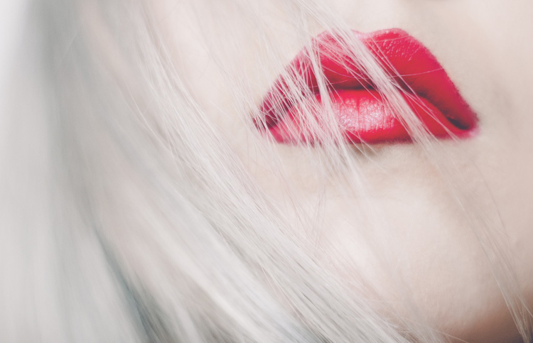 blond rote lippen lipliner